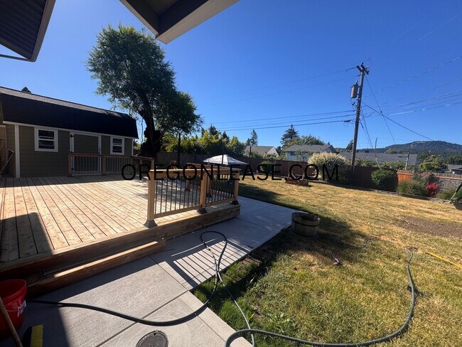 Foto del edificio - Spacious 4-Bedroom Home in North Springfield