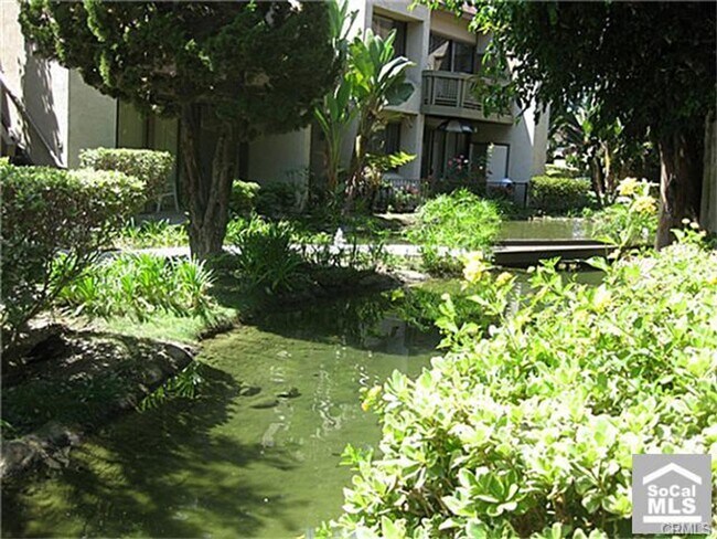 Building Photo - Lower 2 Bedroom condo, gated community