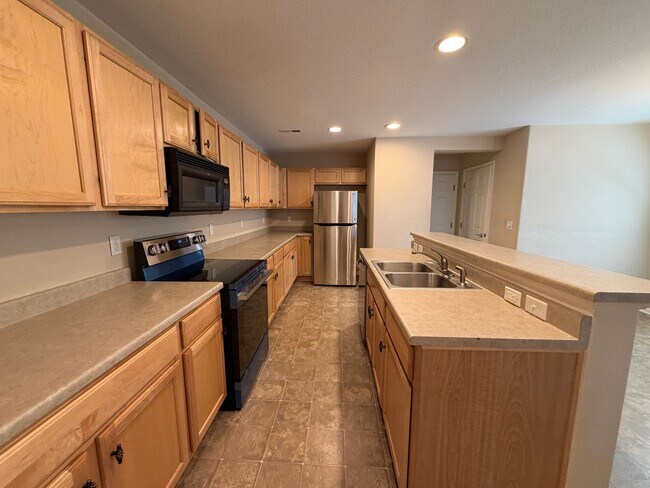 Foto del edificio - Bright Open-Concept Condo with 1-Car Garage in Prime Commuter Location