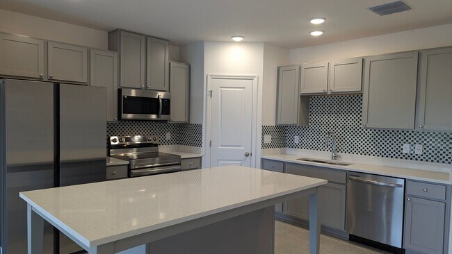 Building Photo - BRAND NEW (NEVER-LIVED-IN) TOWNHOME in Lakeland