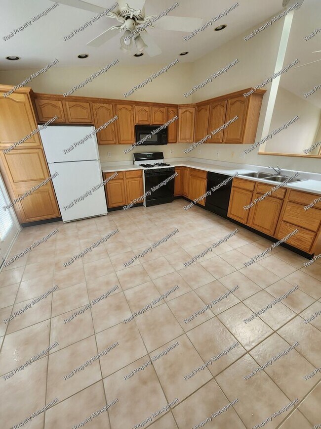 Building Photo - Three Bedroom Duplex