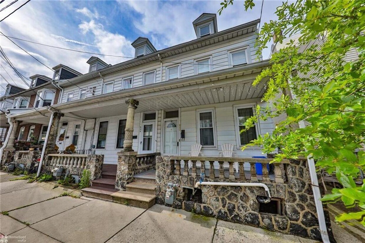 Primary Photo - Comfortable living in this well-maintained 3-bedroom end unit home for rent