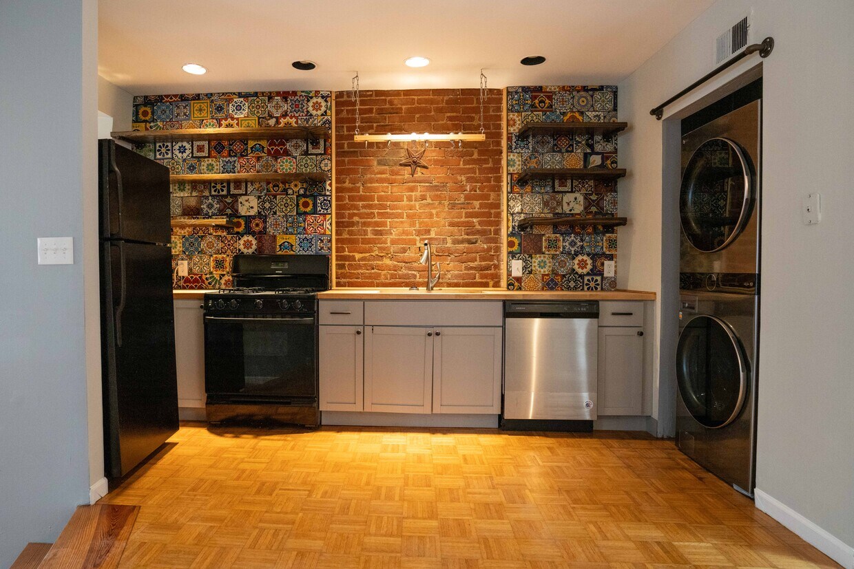 Kitchen - 2135 Sidney St