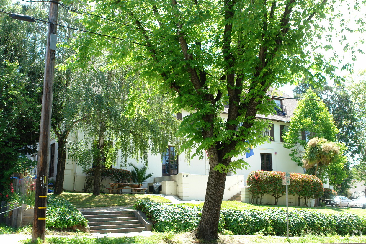 Foto del edificio - 2425 Warring St