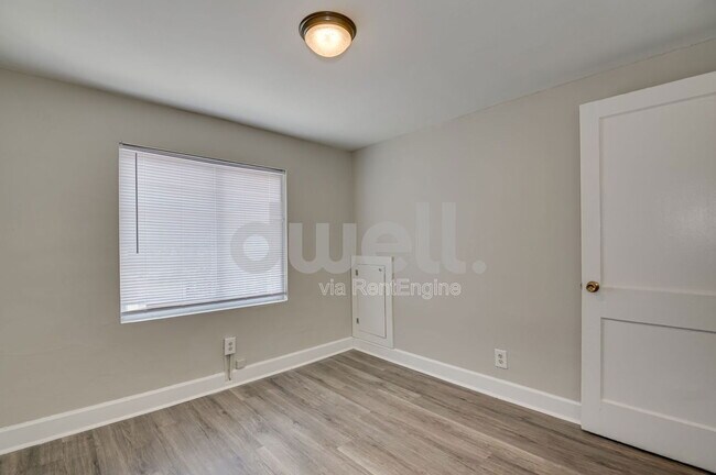 Foto del edificio - 1927 Central Ave