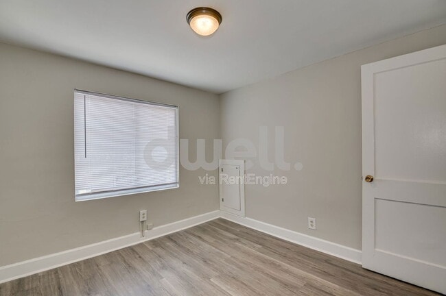 Building Photo - 1927 Central Ave