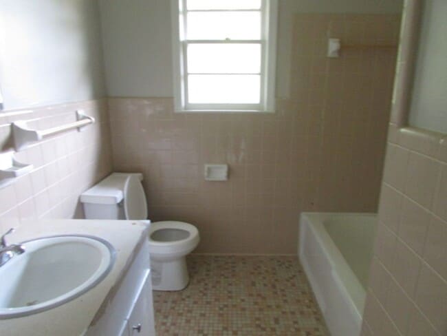 Building Photo - 102 Phifer St
