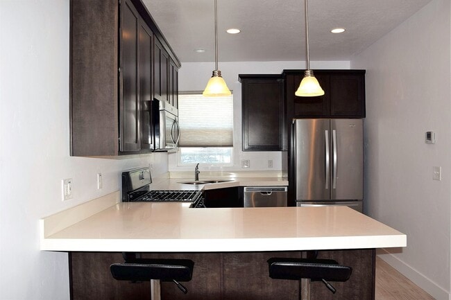 Building Photo - Centrally Located Newpark Townhome