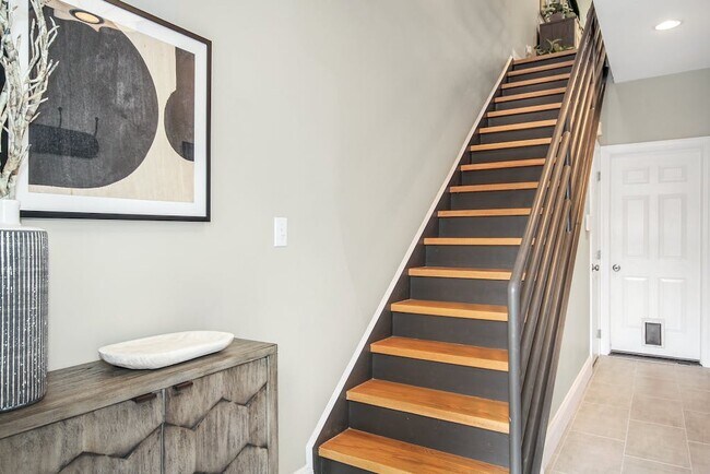 Building Photo - 703 W Lane St