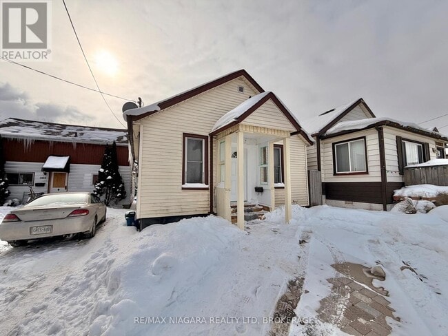 Building Photo - 4850 Huron St