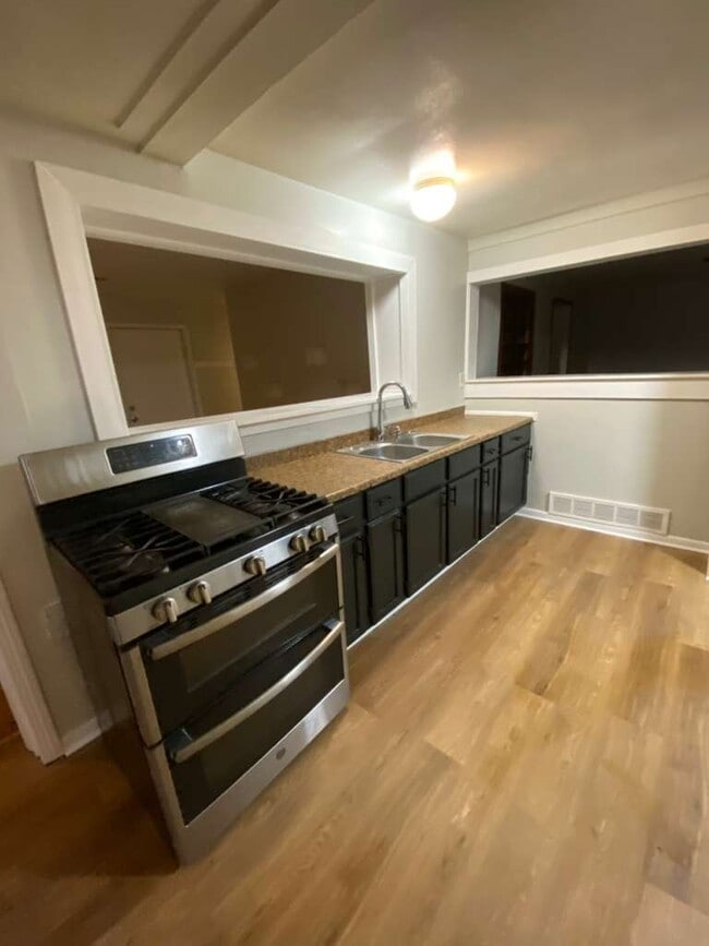 Foto del edificio - 1228 E 340th St