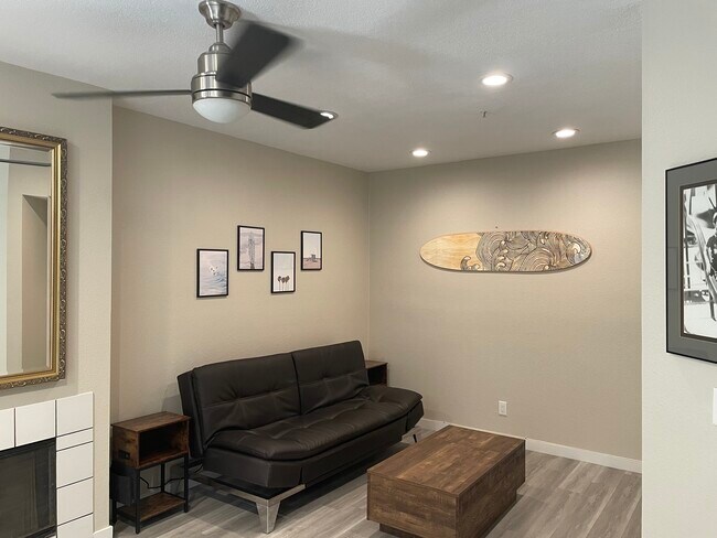 Living room - 626 Lake St Apartment