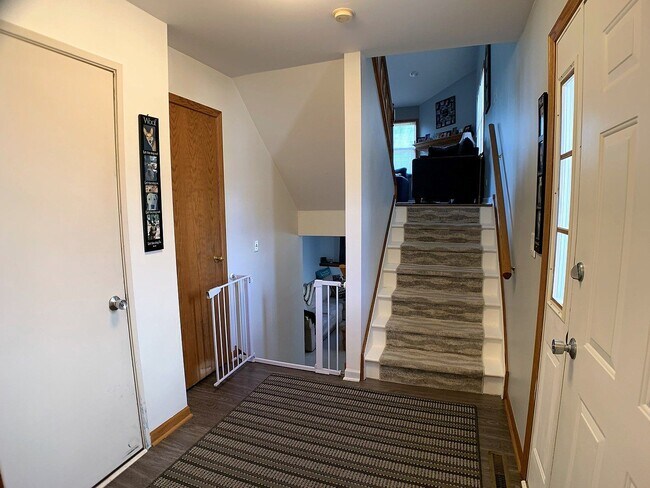 Building Photo - 402 River Bluff Dr