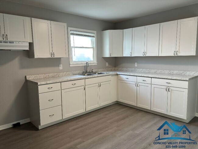 Foto del edificio - For Rent - 3 Bed/ 1 Bath - 616 Parkway