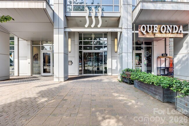 Foto del edificio - 333 W Trade St