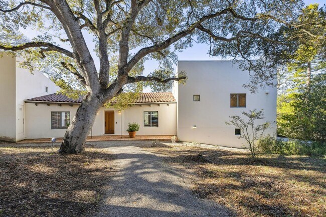 Foto del edificio - Charming 4BR Home Available in Private Portola Valley Cul de Sac
