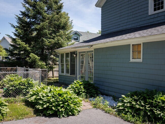 Building Photo - Charming and spacious 4-bedroom, 2 full ba...