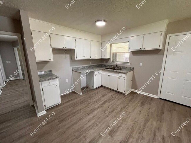 Foto del edificio - 6645 Lake Glen Dr