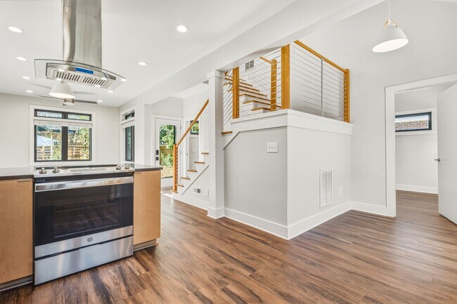 Foto del edificio - Modern and welcoming 3 bed 2.5 bath downtown retreat with second story balcony.
