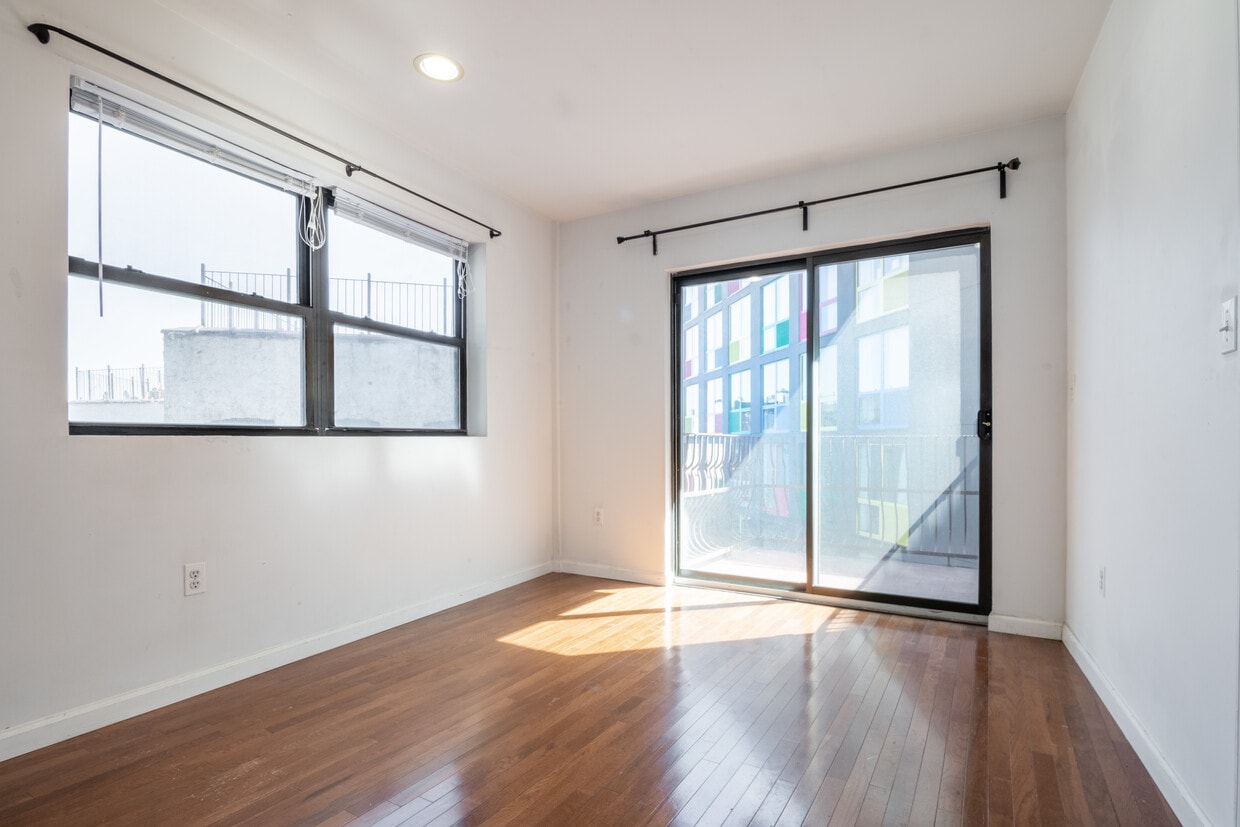 Primary Photo - 1086 Broadway