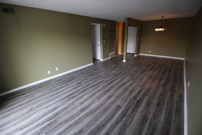 Building Photo - 1 Bedroom condo off of Shelbyville Rd