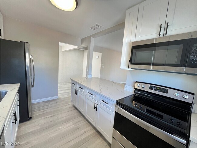 Foto del edificio - 1036 E Hassett Ave