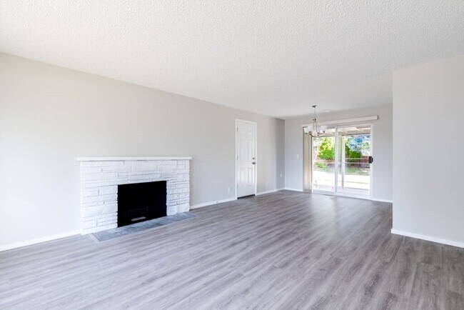 Foto del edificio - 3 Bedroom Rambler Situated on a Large Lot with Mature Landscaping!