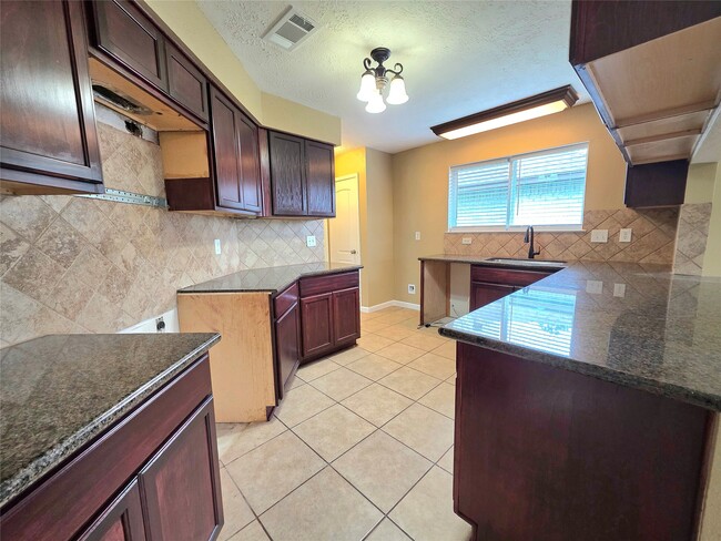 Building Photo - 6510 Lynngate Dr