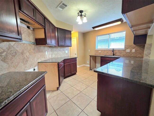 Foto del edificio - 6510 Lynngate Dr