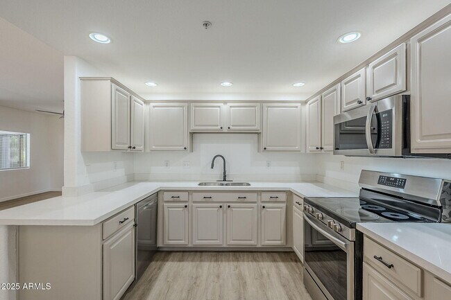 Foto del edificio - 9455 E Raintree Dr