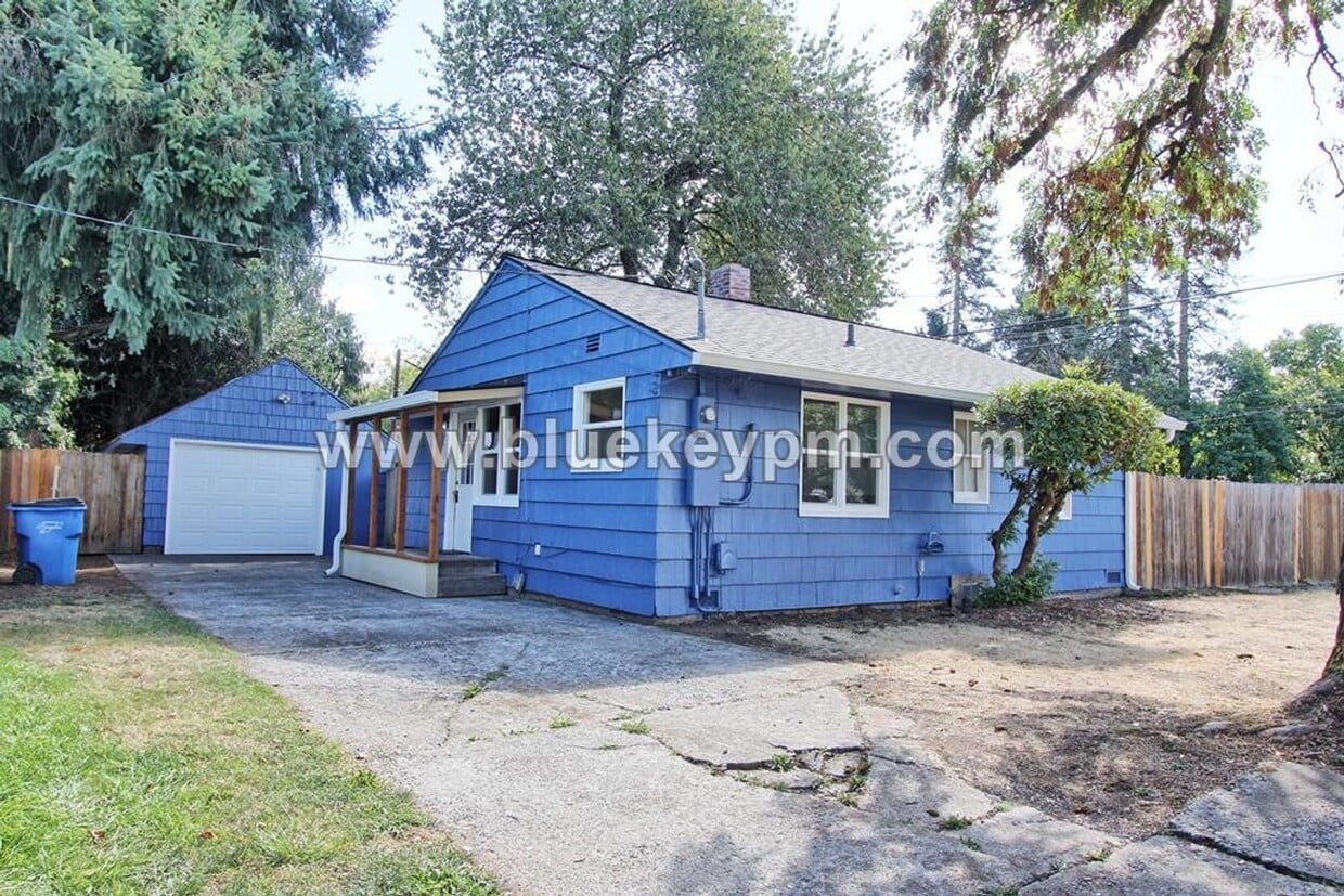 Primary Photo - Updated 2 Bed, 1 Bath Bungalow in Harney H...