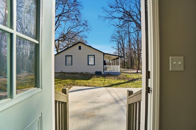 Building Photo - 930 Bond Ave