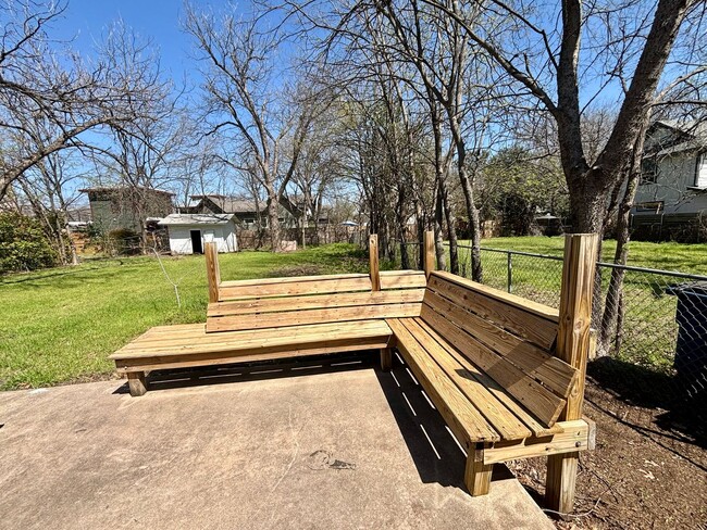 Building Photo - Central Austin! Beautiful 2 Bedroom Home!