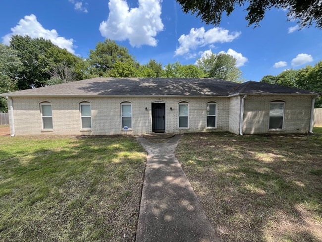 Spacious 4BR/2BA Memphis Home | 1,913 Sq Ft, Hardwood Floors, Brick Fireplace & Fenced Yard - Spacious 4BR/2BA Memphis Home | 1,913 Sq Ft, Hardwood Floors, Brick Fireplace & Fenced Yard