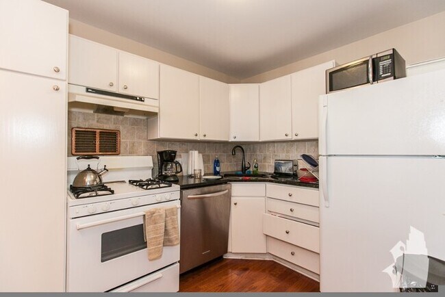 Building Photo - Fantastic Location! Gorgeous Studio condo ...