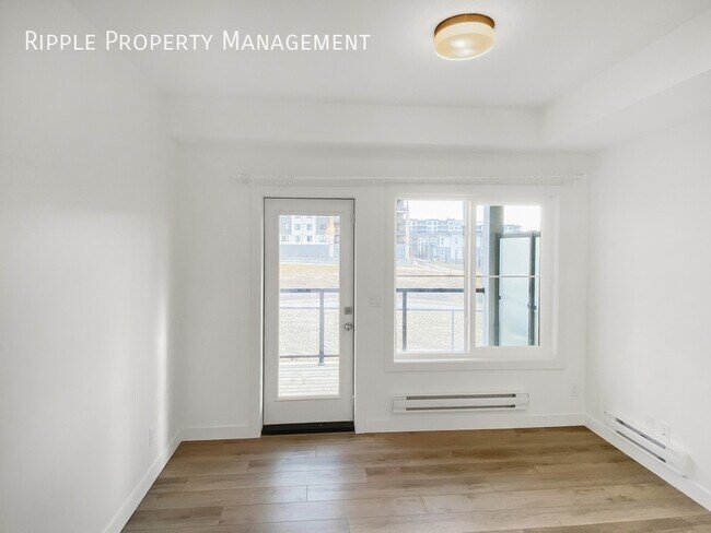 Photo du bâtiment - Modern 2 Beds, 1 Baths TownHouse | No Pets Allowed