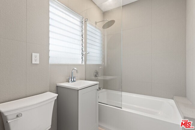 Foto del edificio - 8210 Clinton St