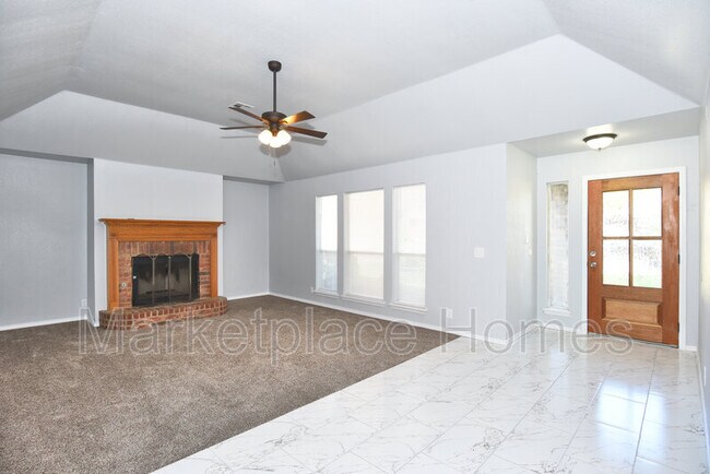 Building Photo - 1319 N Umbrella Ave