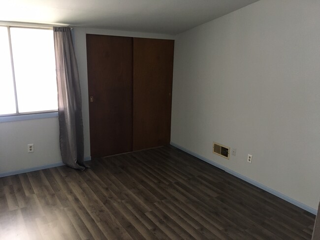 Spacious bedrooms - 9011G N 95th St