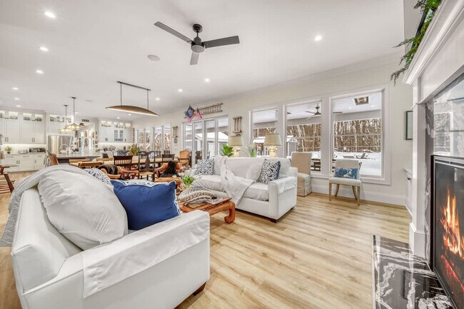 Foto del edificio - 2171 Lakeshore Dr