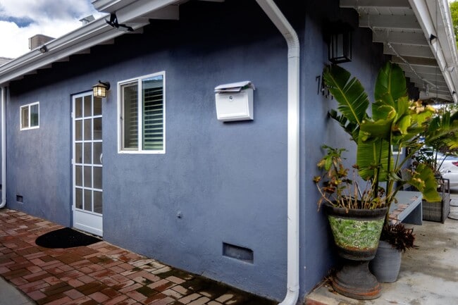 Building Photo - Charming Studio Garage Conversion Private Entrance!! UTILITIES INCLUDED!