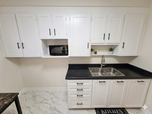 Photo du bâtiment - 101-1000 OConnor Drive East York ON M4B 2T3