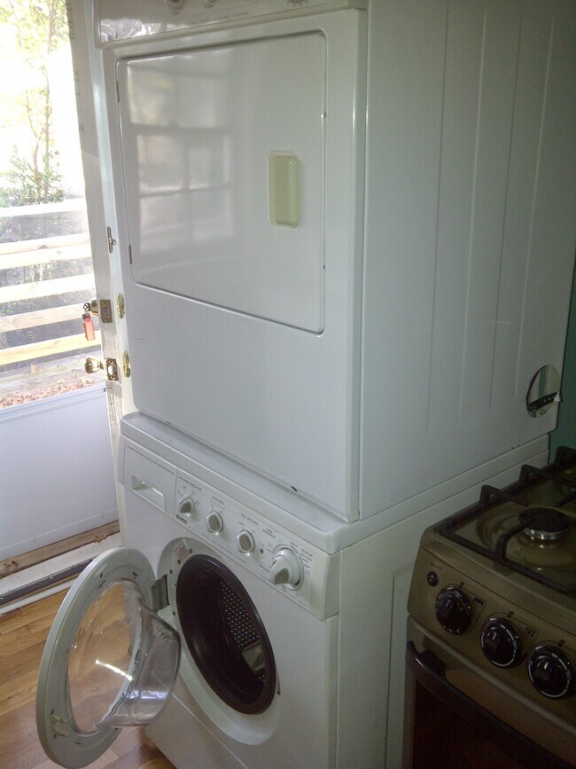 Washer/Dryer - 400 W 4th St