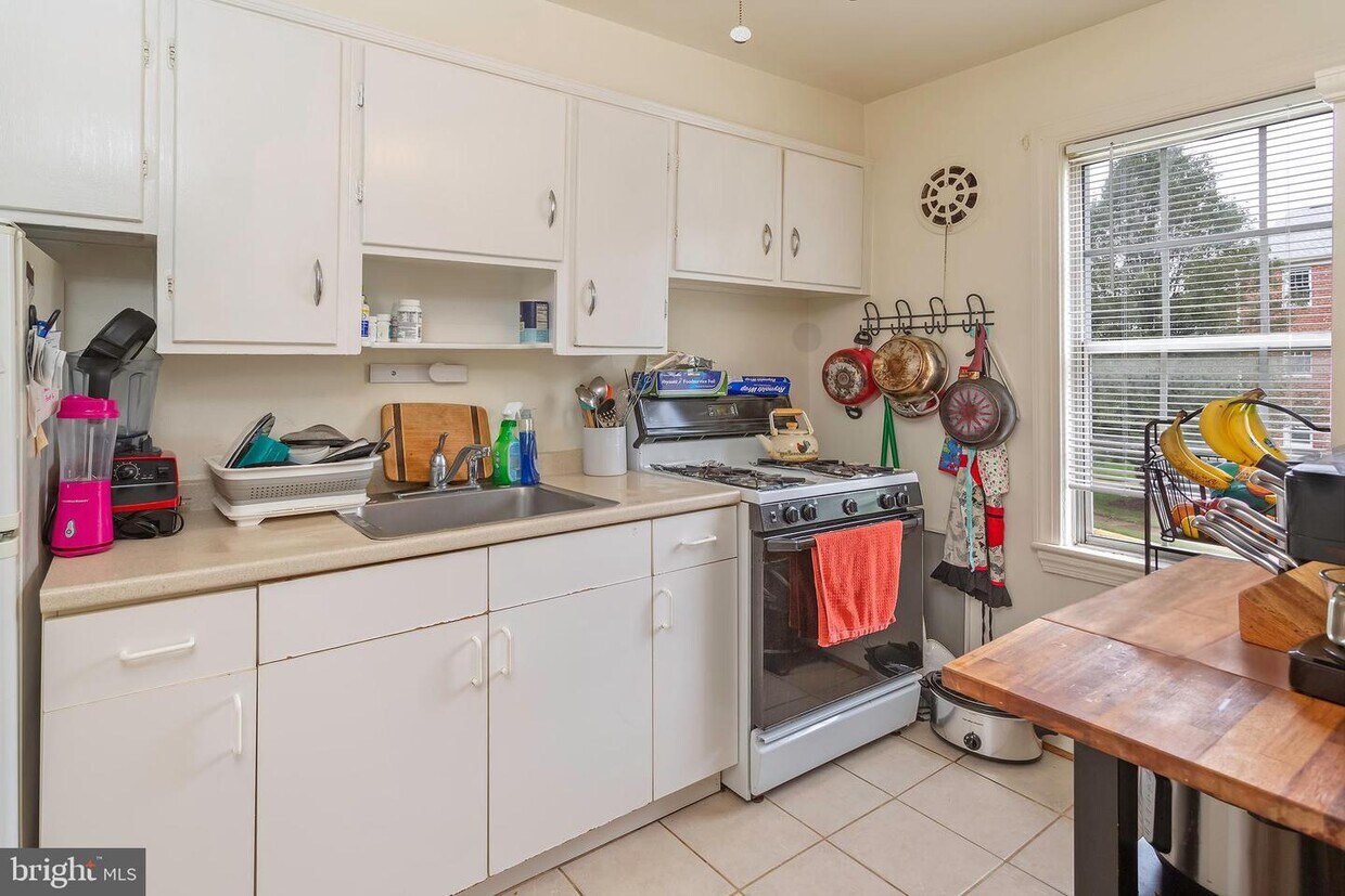 6733 W Wakefield Dr Unit B2, Alexandria, VA 22307 Room for Rent in