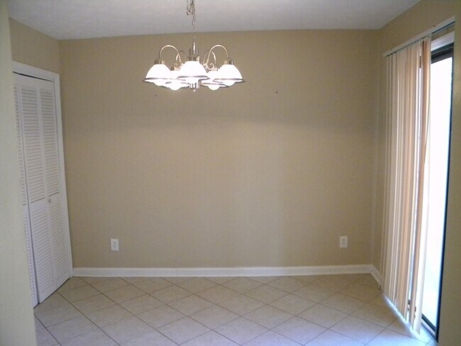 Building Photo - Lilburn 2 Bedroom End Unit Townhouse, Hard...