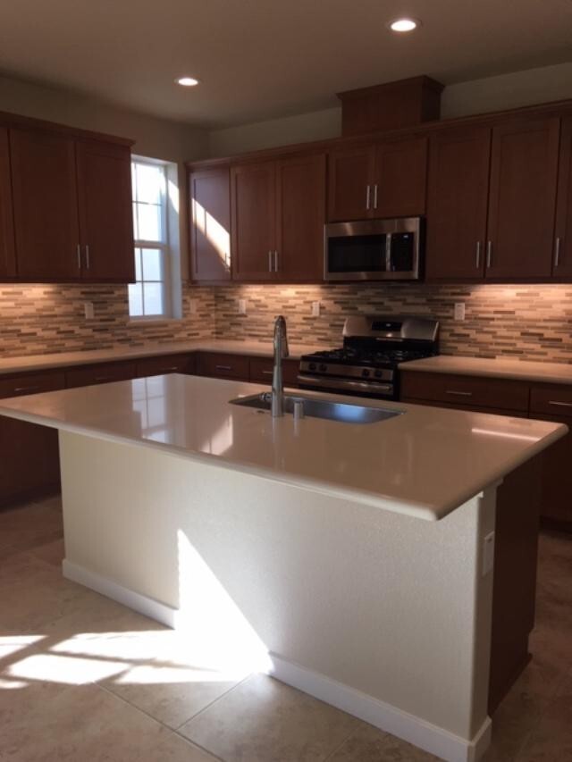 Building Photo - Luxury 3 Bedroom Townhouse!