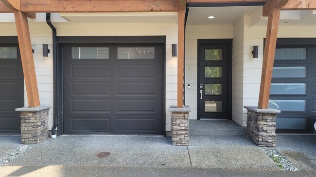 Entrance/Garage - 19225 Damson Rd