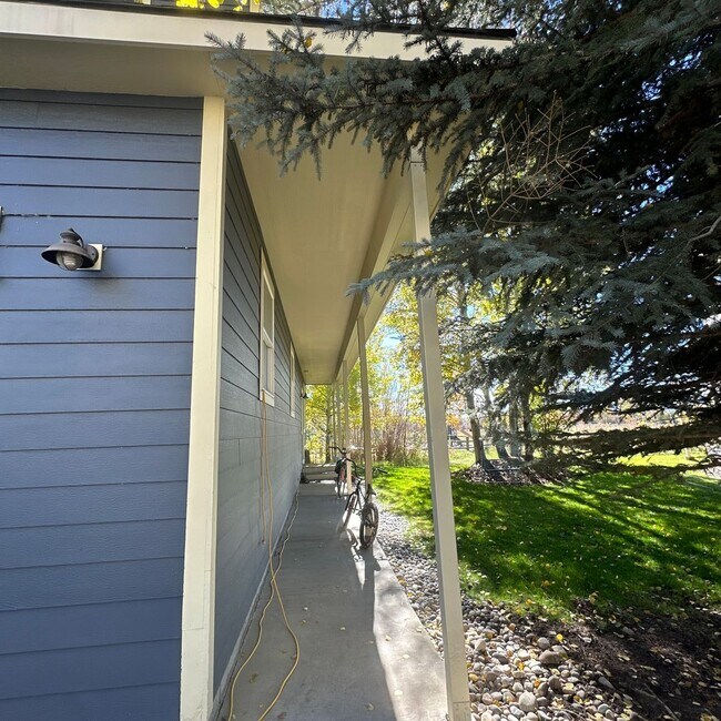 Foto del edificio - Spacious  3 bedroom 2.5 bathroom townhouse