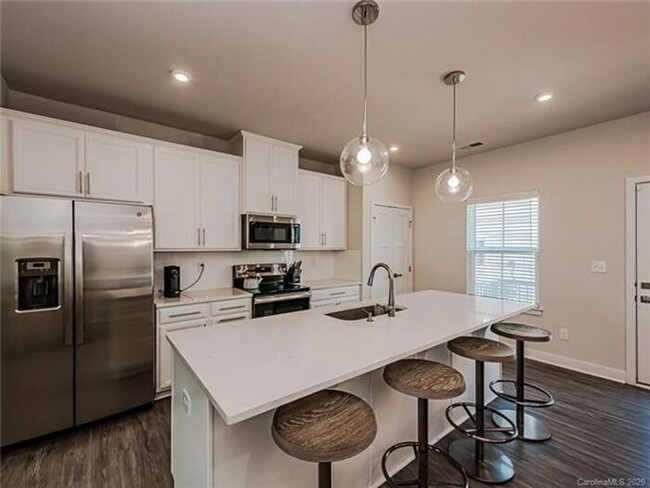 Foto del edificio - 3 BR / 2.5 BA Stunning Townhome for Rent i...