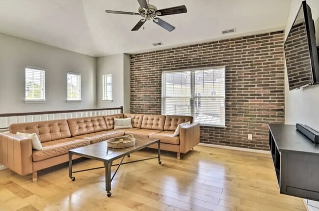 Building Photo - Cozy 2 bedroom, 2 bathroom condo in the sought out neighborhood of Harbor Walk!